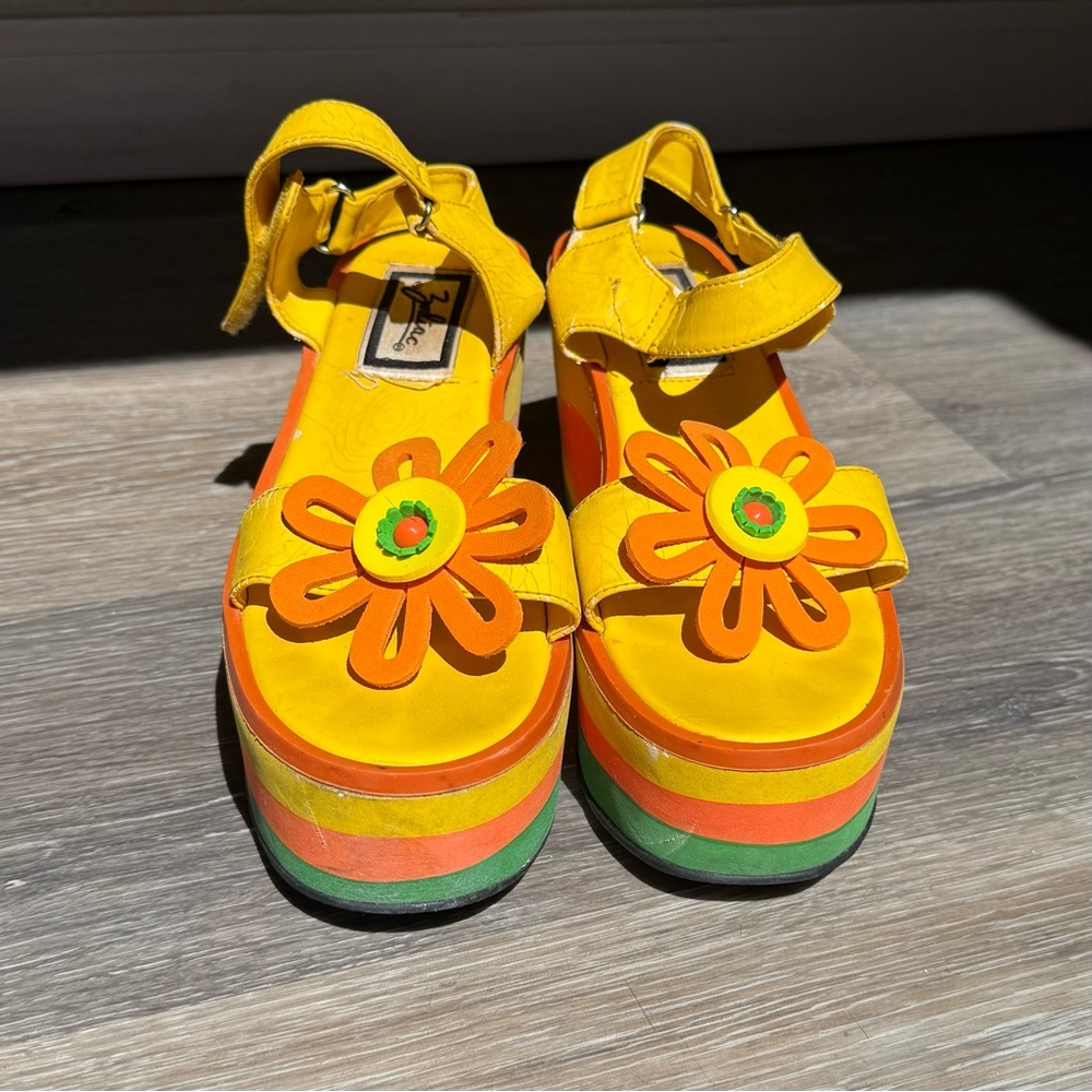 VINTAGE Zodiac Yellow Platform Sandals with Orange Flower Accents Size 7.5